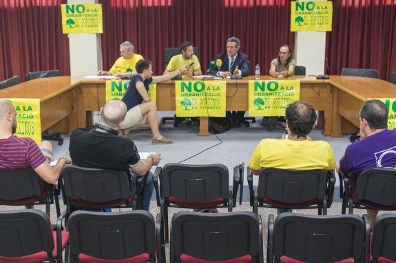 El abogado de Salvem Porxinos, Luis Ferrando, analiza ayer la sentencia del Supremo. 