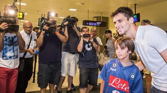 Rodrigo Caio, en su llegada al aeropuerto de Valencia.