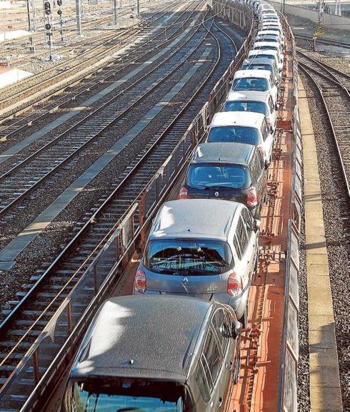 Coches fabricados en Renault Valladolid exportados en tren.