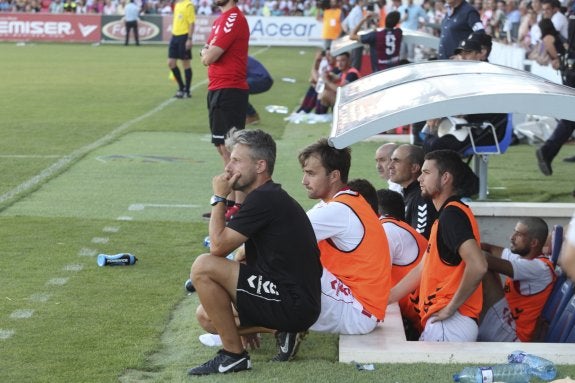 El banquillo del Huracán, cabizbajo tras ver cuesta arriba la eliminatoria.