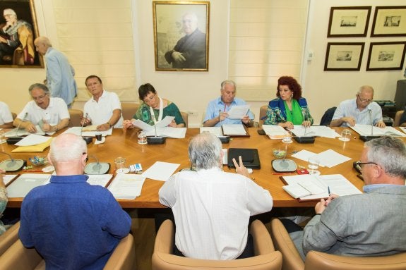 El pleno del Consell Valencià de Cultura reunido ayer. :: jesús montañana