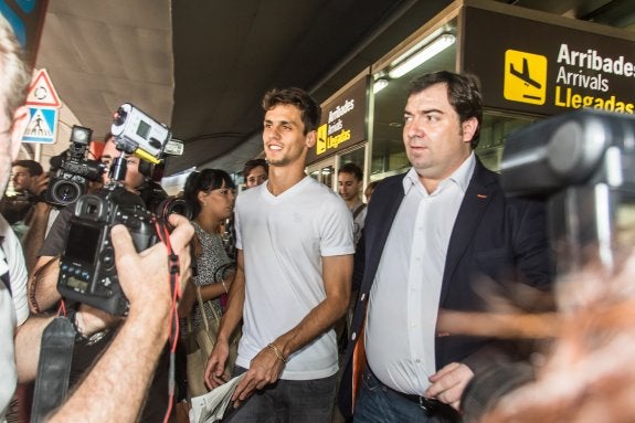 Rodrigo Caio, a su llegada al  aeropuerto de Manises este  pasado viernes.