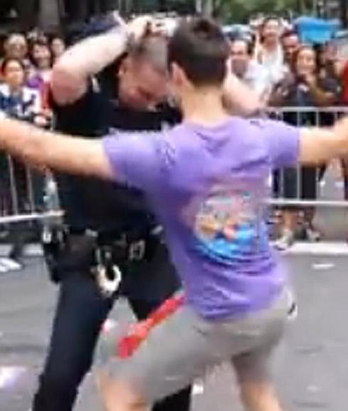 Un policía se lanza a bailar en la marcha del Orgullo Gay
