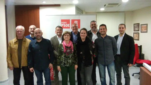 El secretario comarcal del PSPV, Toni Vaquer, y detrás Chulvi junto a Grimalt, en un reunión. :: lp