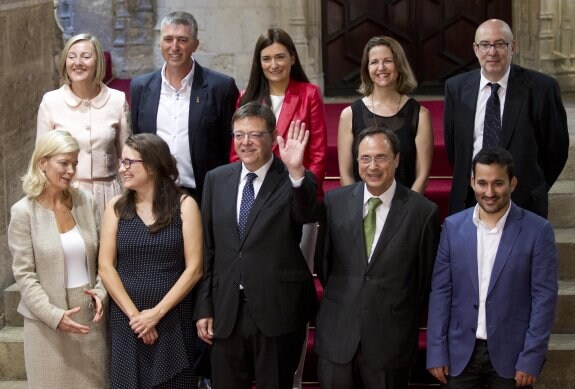Puig saluda, ayer, junto a los miembros del nuevo Consell, en el Palau de la Generalitat. :: dAMIÁN TORRES
