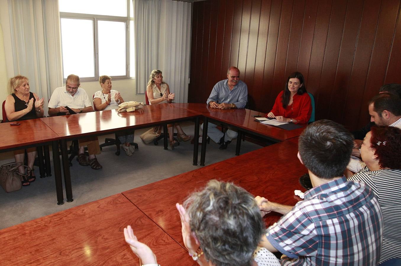 La Consellera de Sanidad se reune con los vecinos del hospital La Fe de Campanar.