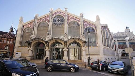 El Mercado Central denuncia que paga 280 veces la tasa de la basura
