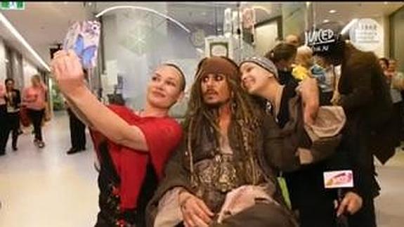 Johnny Depp visita un hospital infantil vestido de Jack Sparrow