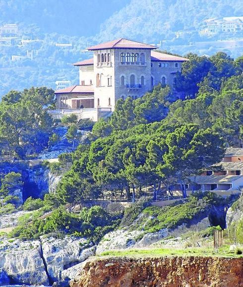 El palacio de Marivent se sitúa sobre el acantilado de Cala Mayor, lo que lo dota de unas espectaculares vistas de la bahía.