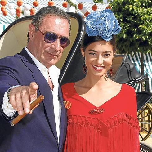 Rocío con su padre, el periodista Carlos Herrera, en la pasada feria de abril de Sevilla.
