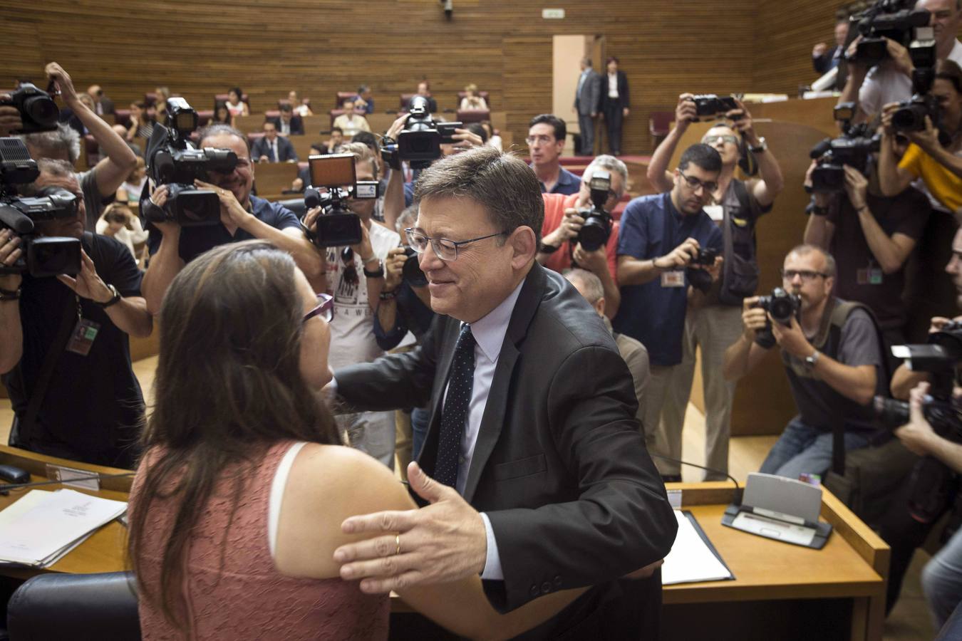 Puig y Oltra se saludan tras la investidura del socialista.