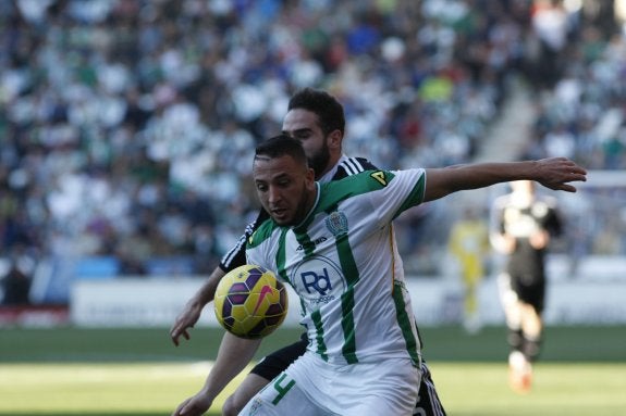 Nabil Ghilas protege al balón ante la presión de Carvajal.