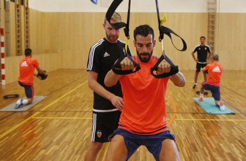 Negredo, ayer, trabaja en el gimnasio junto al preparador físico Antonio Dias. 