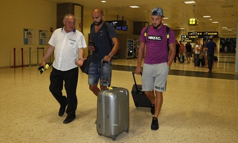 Ghilas, a la derecha, a su llegada anoche a Manises. :: Levante ud/ j. ramírez