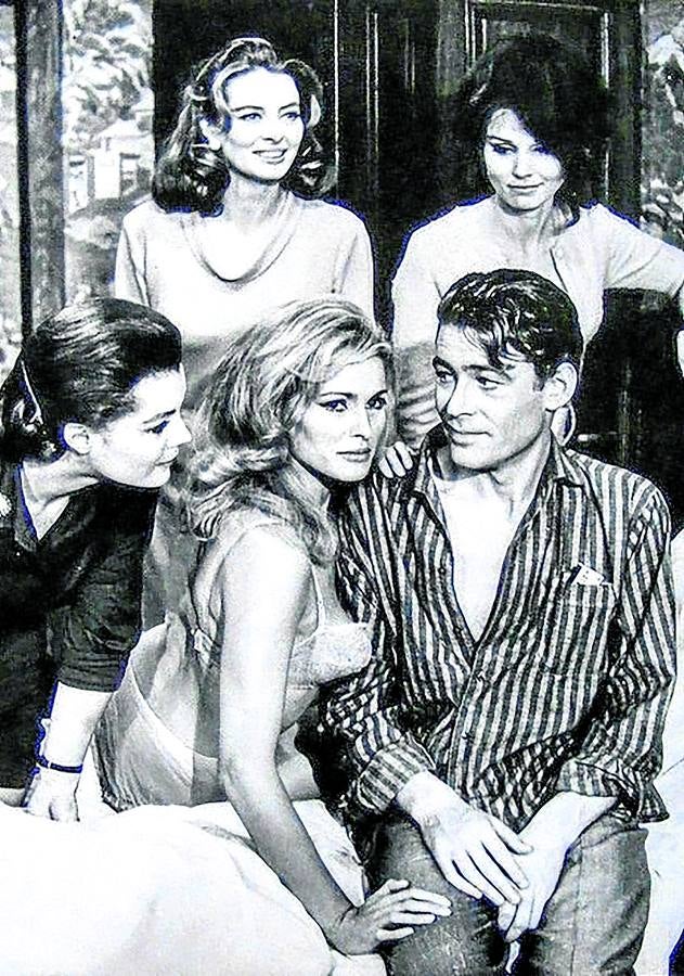 Paula Prentiss, Capucine, Romy Schneider y Ursula Andress junto a Peter O’Toole en el rodaje de ‘¿Qué Tal Pussycat?’, la comedia en la que Woody Allen debutó como actor y guionista en 1965.