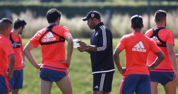 Nuno da instrucciones a los jugadores en un entrenamiento en Salzburgo.