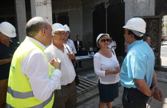 El alcalde de Valencia, Joan Ribó, y los concejales Consol Castillo y Vicent Sarrià visitan la fábrica. :: lp