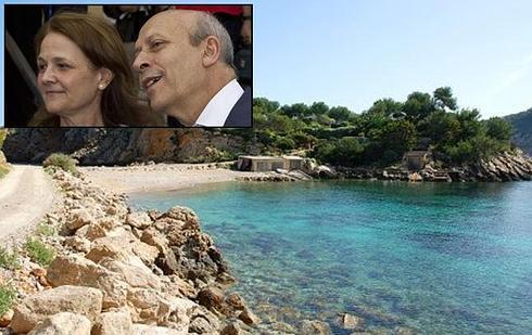 La cala Pas de S'Illa. Arriba, José Ignacio Wert y Montserrat Gomendio.