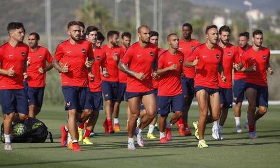 Los jugadores del Levante realizan carrera continua durante el entrenamiento de ayer. :: lud/jorge ramírez