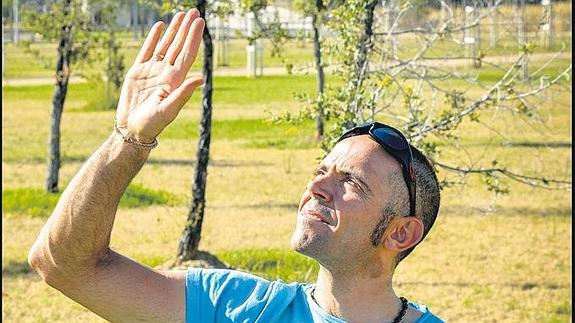 El preparador físico, Pedro García, en el Parque del Río, en la margen del Guadiana a su paso por Badajoz.