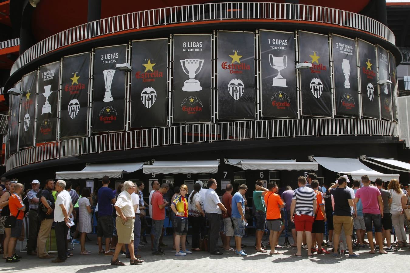 Largas colas en Mestalla para conseguir un abono