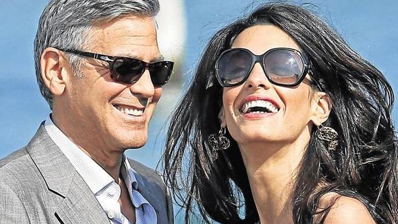 George Clooney y Amal Alamuddin, sonrientes en Venecia.