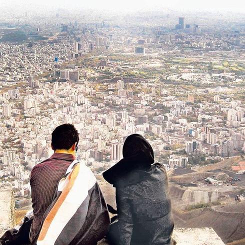 Una pareja iraní contempla la trama urbana de Teherán.