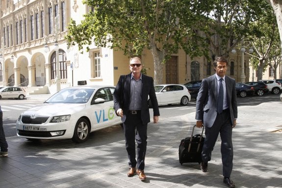 Robert Sarver (izquierda), ayer a su llegada al hotel junto a un miembro de la consultora KPMG.