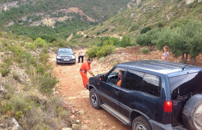 Imagen de los dos coches atrapados en un barranco de Enguera.