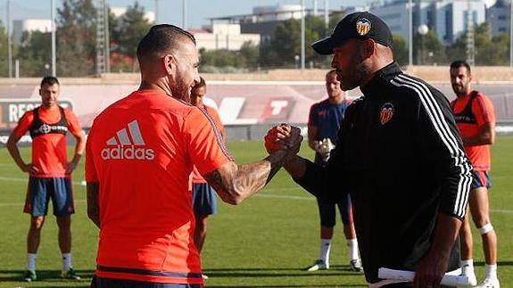 Nuno y Otamendi se saludan ante el resto de la plantilla.