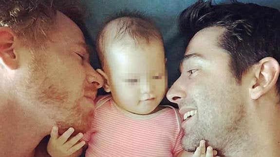 130.000 firmas de apoyo a la pareja gay que reclama la custodia de su hija subrogada en Tailandia