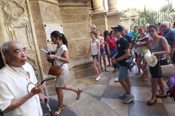 Turistas entran a visitar la basílica de la Virgen. :: Jesús signes