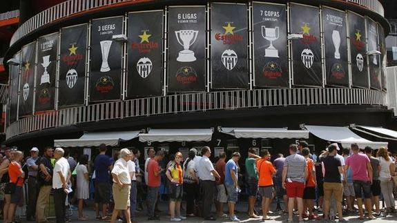 Los aficionados del Valencia hacen cola para renovar el abono en las taquillas de Mestalla.