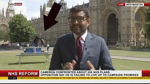 Dos hombres realizan magia detrás de un speag de 'Sky News'.