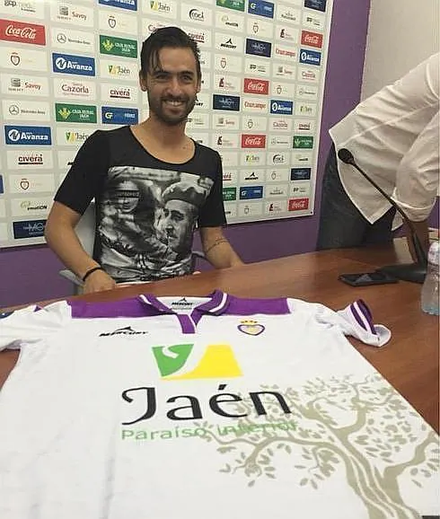 Un jugador del Jaén se pone una camiseta de Franco en su presentación