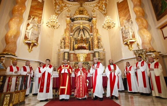 El cardenal arzobispo de Valencia, Antonio Cañizares, junto a otros sacerdotes, en el altar de Sant Bernat en la iglesia de Santa Catalina de Alzira. :: avan