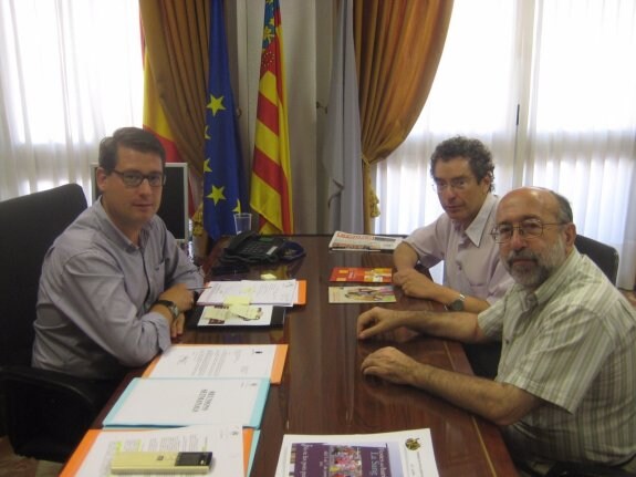 La bandera de España, al fondo a la izquierda. :: LP