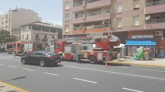 Una mujer resulta herida leve al intentar apagar un fuego en un restaurante de Dénia