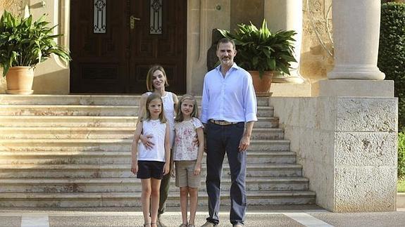 Los Reyes, la Princesa Leonor y la Infanta Sofía durante el primer posado oficial en el Palacio de Marivent, en Palma de Mallorca, con motivo del inicio de sus vacaciones estivales.