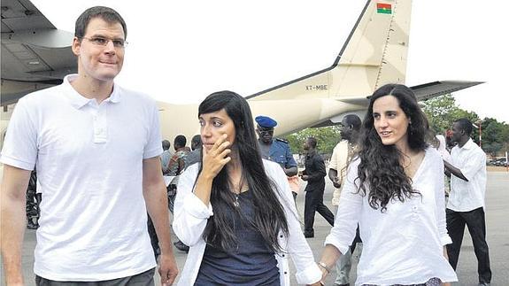 Enric, Rossella y Ainhoa en el aeropuerto de Ouagadougou, en Burkina Faso, tras su puesta en libertad hace tres años. 