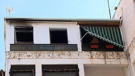 la fachada de la vivienda, en la localidad valenciana de Serra, con huellas del incendio.