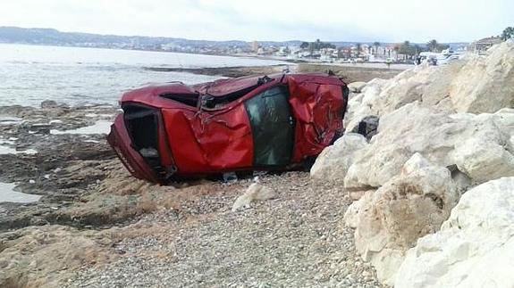 Imagen del coche que se despeñó. 