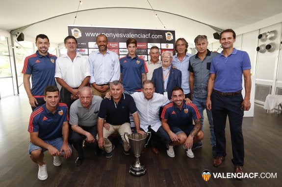 La Recopa del 80. Jugadores  y Nuno posan ayer con los héroes  de la Recopa. :: vcf/lázaro de la peña