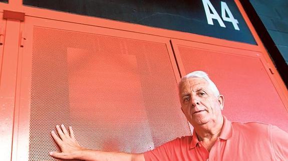 Blas Madrigal, en una de las puertas de acceso a Mestalla.