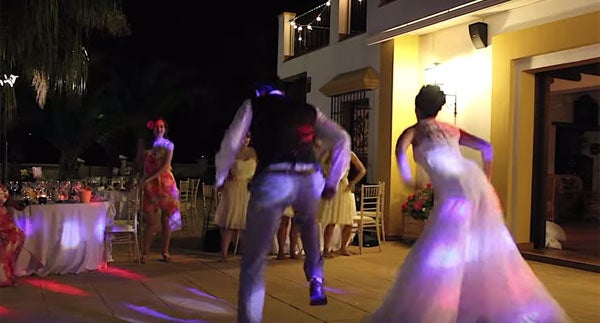 El espectacular baile de bodas de una pareja británica triunfa en Internet