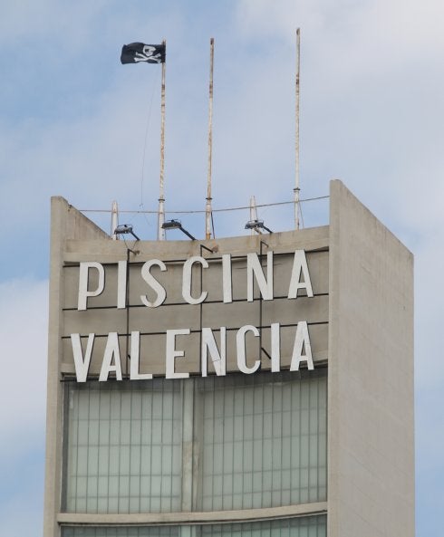 Bandera pirata en la cerrada Piscina Valencia