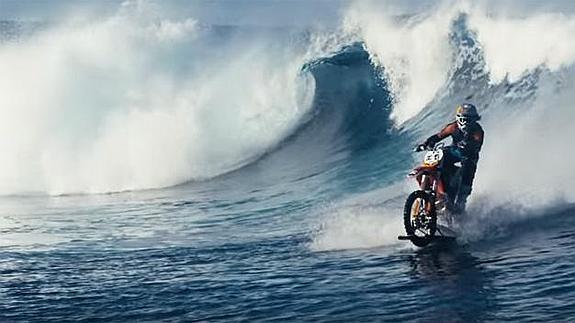 Robbie 'Maddo' Maddison's surfeando en Tahití.