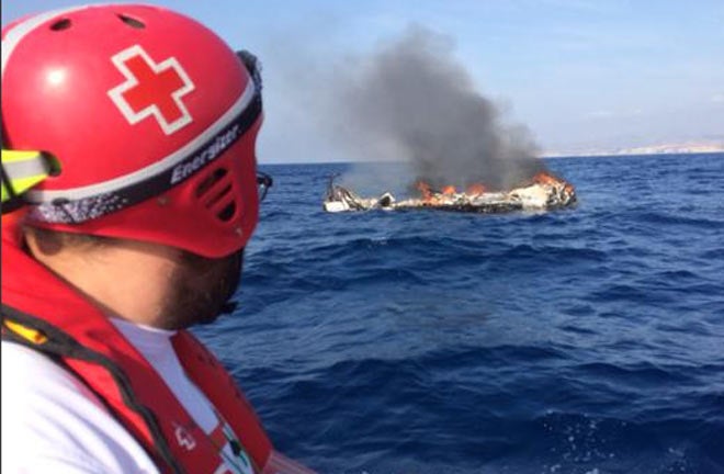 Dos heridos en el incendio de una embarcación en la cala Finestrat