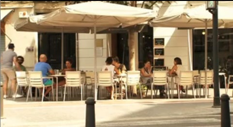 Terraza de un bar en el barrio de ruzafa de Valencia.