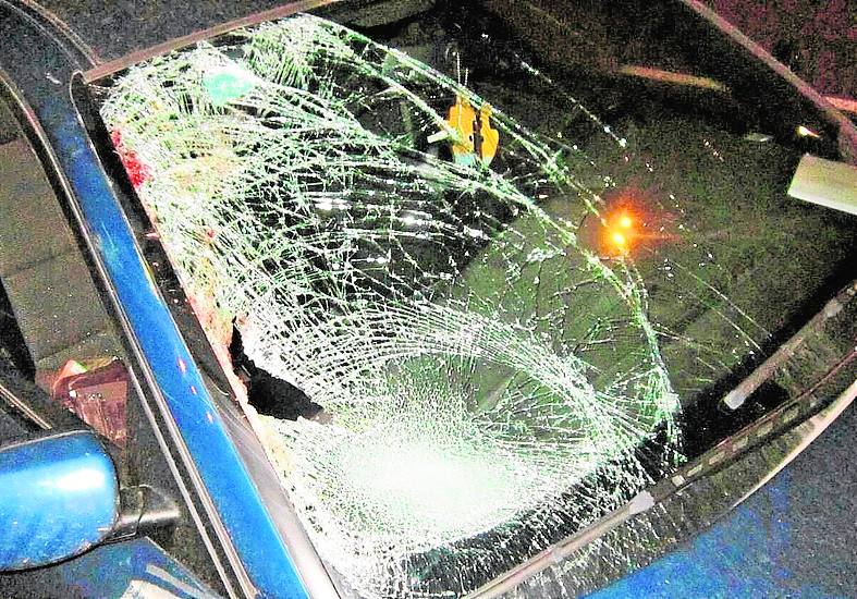 La luna del coche quedó reventada por el impacto.